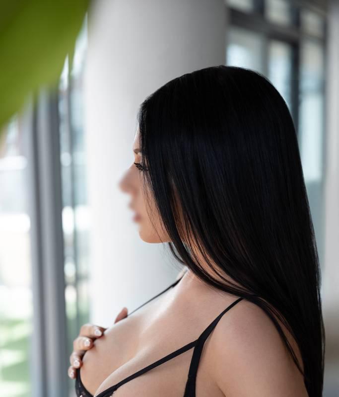 AIRPORT YYZ____ VIP Uma Loveina BUSTY BRUNETTE Beauty