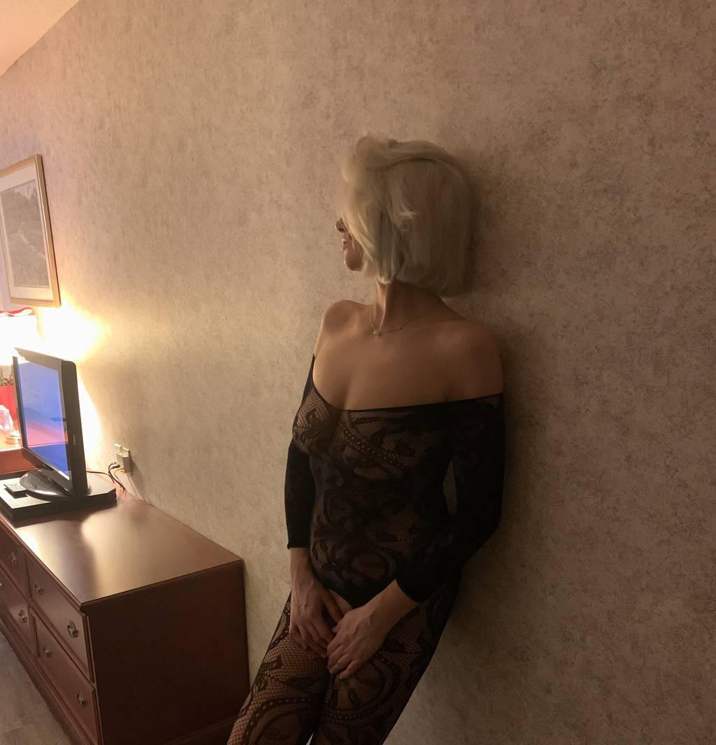SWEET, SEXY, PLAYFUL BLONDE BOMBSHELL WAVTS YOU!100%real